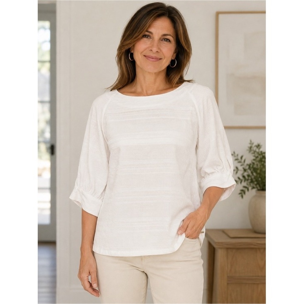 MARC‎ NEW YORK. Off White blouse. 3/4 sleeves. Round neck.M.